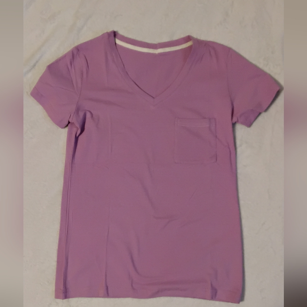 💥💥3 items for 10❤❤ be sure to bundle Soft Purple V-Neck Women's Tee NWOT
